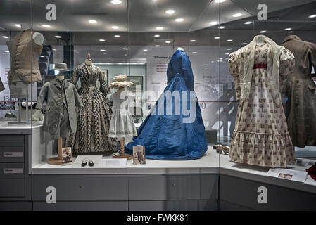 Banbury Museum vista anteriore e oggetti storici antichi in mostra al Banbury Museum and Culture Center Oxfordshire England UK Foto Stock