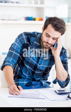 Un uomo si sta concentrando sulle sue note Foto Stock