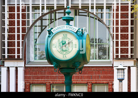 Orologio pubblico al di fuori della Banca di America, Market Street, celebrazione, Florida, Stati Uniti d'America, America Foto Stock