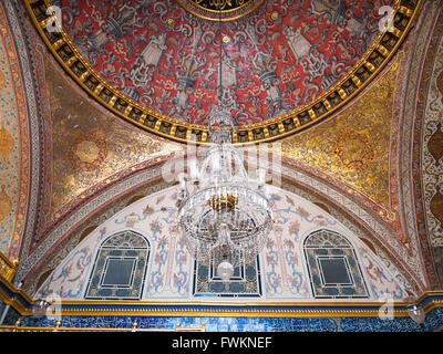 Particolare del soffitto a cupola con un lampadario nella camera interna del Harem nel palazzo Topkapi (Topkapı Sarayı) ad Istanbul in Turchia Foto Stock