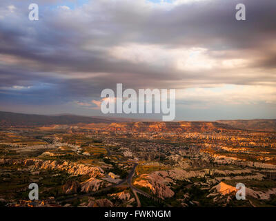 Vista panoramica sul fantastico paesaggio della Cappadocia dall' alto sperone di roccia noto come castello di Uçhisar, Turchia Foto Stock