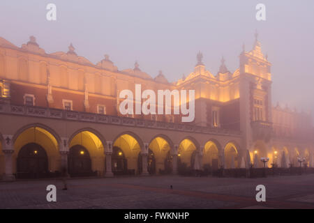 Panno di Cracovia Hall sulla piazza del mercato a nebbia di mattina, Polonia Foto Stock