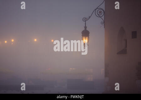 Lanterna sulla piazza del mercato di Cracovia a nebbia di mattina, Polonia Foto Stock