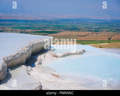 Vista spettacolare blu e bianco travertino naturale le piscine di Pamukkale, Turchia. Foto Stock