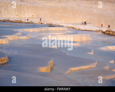 Luce della Sera sul pool di travertino a Pamukkale, Turchia Foto Stock