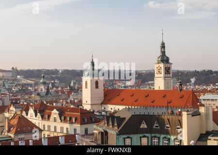 Paesaggio urbano vista dall'alto di Praga città vecchia dalla torre della polvere o polvere cancello su sfondo con cielo nuvoloso. Foto Stock