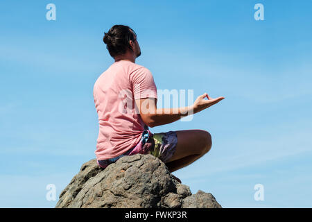 Uomo a praticare yoga Foto Stock