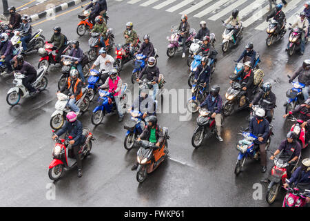 Motociclisti in attesa ad un semaforo nel centro di Bangkok, Thailandia Foto Stock