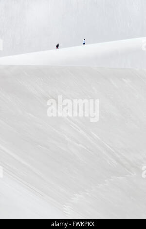 I turisti escursioni nel White Sands National Monument, Alamogordo, Nuovo Messico, STATI UNITI D'AMERICA Foto Stock