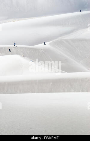 I turisti escursioni nel White Sands National Monument, Alamogordo, Nuovo Messico, STATI UNITI D'AMERICA Foto Stock