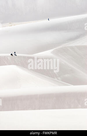 I turisti escursioni nel White Sands National Monument, Alamogordo, Nuovo Messico, STATI UNITI D'AMERICA Foto Stock