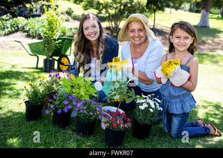 Ritratto di nonna, madre e figlia insieme di giardinaggio Foto Stock