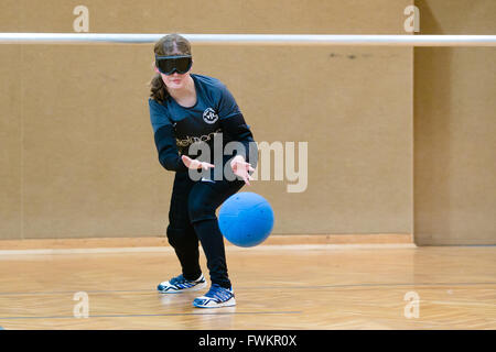 Ipovedenti ragazza è la riproduzione di Goalball Foto Stock