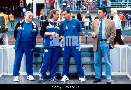 Fußball ist unser Leben, Deutschland 2000, Regie: Tomy Wigand, Darsteller: Charly Neumann, Uwe Ochsenknecht (2. v. l.), Huub Stevens, Rudi Assauer (rechts) Foto Stock