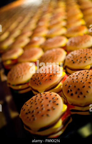 Hamburger di plastica in corrispondenza a legna di hamburger dallo chef April Bloomfield, plus hot dogs, torta, frappè e bevande presso il bar., Manhattan, New York, Stati Uniti d'America Foto Stock