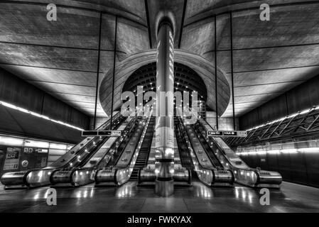 Vie di uscita - La stazione metropolitana di Canary Wharf, London, Regno Unito Foto Stock