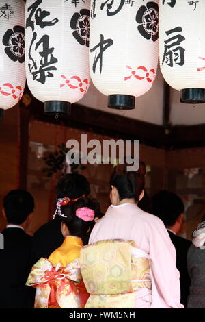 Gli ospiti ad un giapponese lo Shintoismo nozze presso il santuario Yasaka a Kyoto, Giappone Foto Stock