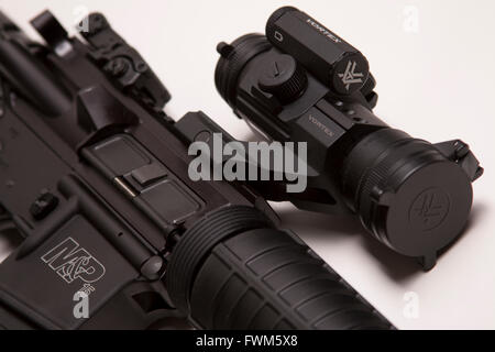 Vortex StrikeFire II campo di applicazione su una Smith e Wesson M&P15 Rifle Foto Stock