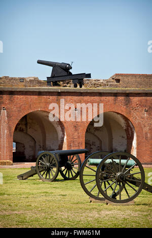 Canoni all'interno di Fort Pulaski Monumento Nazionale su Cockspur isola tra savana e Tybee Island, Georgia. Foto Stock