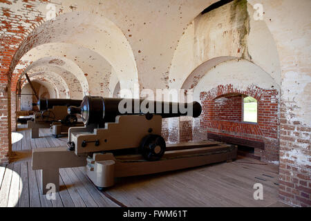 Canoni all'interno di Fort Pulaski Monumento Nazionale su Cockspur isola tra savana e Tybee Island, Georgia. Foto Stock