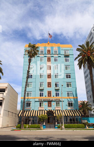 Blue sky Over The Georgian Hotel lungo la Pacific Coast Highway. Costruito nel 1933, ha ospitato gangster Bugsy Siegel e attore Clark Foto Stock