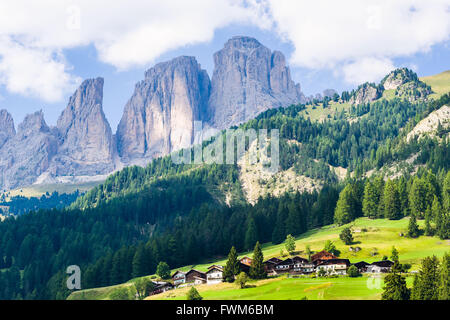 In vista del paesaggio dolomitico in Val di Fassa Foto Stock