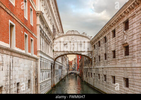 Ponte dei Sospiri o il Ponte dei Sospiri nel giorno nuvoloso, Venezia, Italia Foto Stock