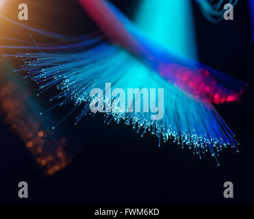 Fibre ottiche dinamic battenti dal profondo su sfondo di tecnologia Foto Stock
