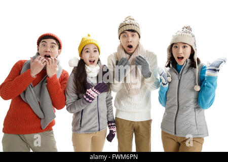 Giovani uomini e donne che guardano sorpresi Foto Stock