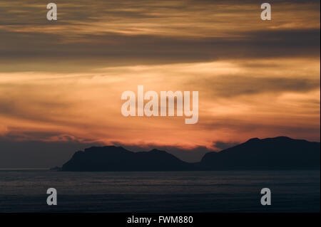 Incandescente arancione tramonto sull'Oceano Pacifico nella capitale peruviana Lima Foto Stock