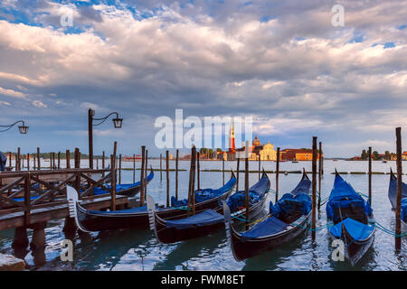 Gondole al crepuscolo in laguna di Venezia, Italia Foto Stock