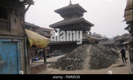 Dattatreya Tempio con un mucchio di macerie da 2015 danni del terremoto in primo piano, Bhaktapur, Valle di Kathmandu, Nepal Foto Stock