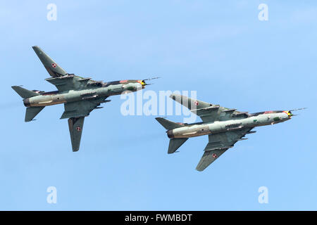 Polish Air Force Sukhoi Su-22 attacco aereo volare in formazione. Foto Stock