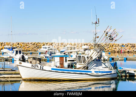 Simrishamn, Svezia - Aprile 1, 2016: barche presso la marina su un bel giorno di primavera con il sole e quasi nessun vento. Alcuni distan Foto Stock