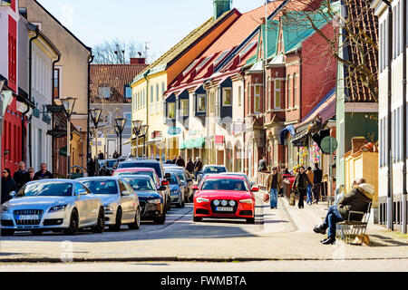 Simrishamn, Svezia - Aprile 1, 2016: vita di città in città con la gente camminare e guidare lungo la strada o appena seduta lì lo Foto Stock