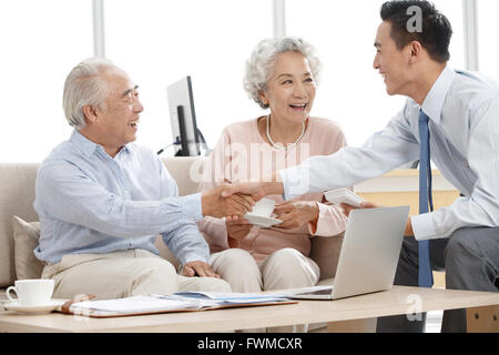Coppia senior con consulente finanziario Foto Stock