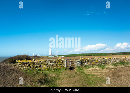 Kissing gate in un muro di pietra sulla strada costiera che conduce a Nash Point Lighthouse. Foto Stock