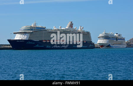 Due navi da crociera ormeggiata al porto di Funchal, Madeira, Portogallo Foto Stock