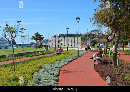 La passeggiata sul lungomare e giardini con persone a Funchal, Madeira, Portogallo Foto Stock