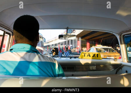 Vista orizzontale di seduta all'interno di un vecchio classico americano auto a Cuba. Foto Stock