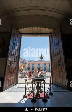 Vista verticale della Piazza del Duomo a l'Avana, Cuba. Foto Stock