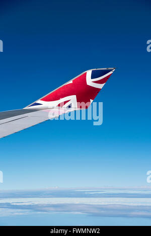 Verticale di vista ravvicinata della aletta di un aereo durante il volo. Foto Stock