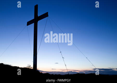 La croce di Pasqua a sorpresa vista, Otley Chevin, Otley, Nr Leeds. Il legno viene recuperata dal Manchester attentato dinamitardo Giugno 96 Foto Stock