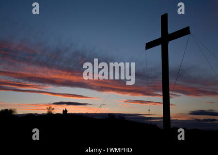 La croce di Pasqua a sorpresa vista, Otley Chevin, Otley, Nr Leeds. Il legno viene recuperata dal Manchester attentato dinamitardo Giugno 96 Foto Stock