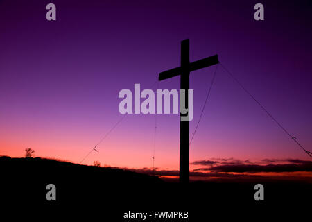 La croce di Pasqua a sorpresa vista, Otley Chevin, Otley, Nr Leeds. Il legno viene recuperata dal Manchester attentato dinamitardo Giugno 96 Foto Stock