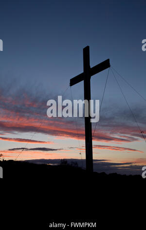 La croce di Pasqua a sorpresa vista, Otley Chevin, Otley, Nr Leeds. Il legno viene recuperata dal Manchester attentato dinamitardo Giugno 96 Foto Stock