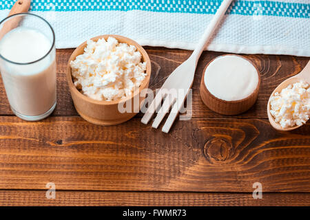 Naturale prodotti fatti in casa: latte, formaggio, panna acida e uova sul vecchio sfondo di legno con spazio libero per il testo Foto Stock