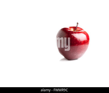 Red Delicious Apple su uno sfondo bianco con copia spazio adatto per mangiare sano gli sfondi o concetti Foto Stock