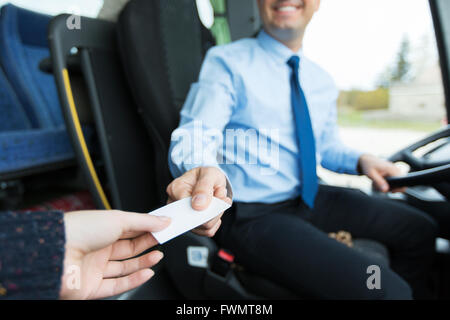 Chiusura del conducente di bus la vendita di biglietto per passeggero Foto Stock