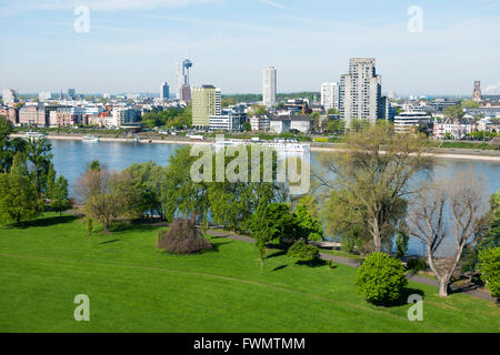 Köln Deutz, Blick aus der Rheinseilbahn auf den Rheinpark und den Dom Foto Stock